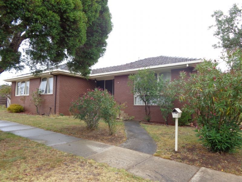 32 Snaefell Crescent, Gladstone Park VIC 3043