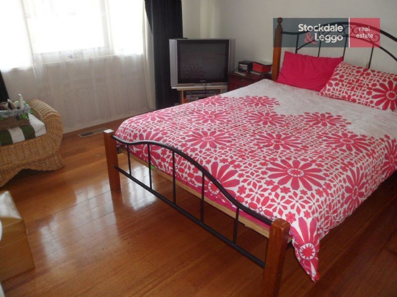 32 Snaefell Crescent, Gladstone Park VIC 3043