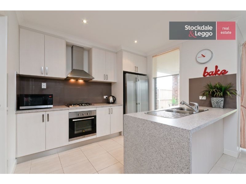 17 Dalwhinnie Crescent, Craigieburn VIC 3064