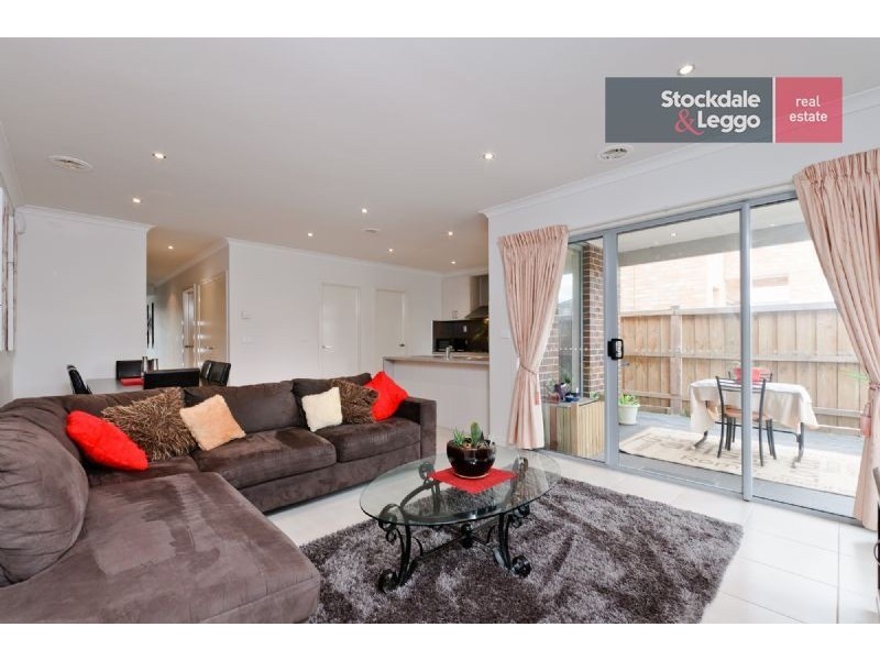 17 Dalwhinnie Crescent, Craigieburn VIC 3064