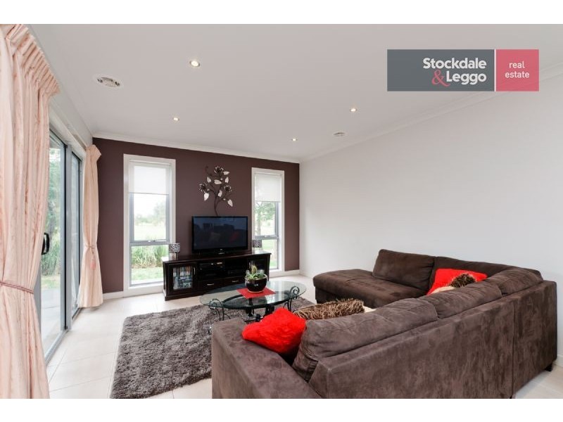 17 Dalwhinnie Crescent, Craigieburn VIC 3064