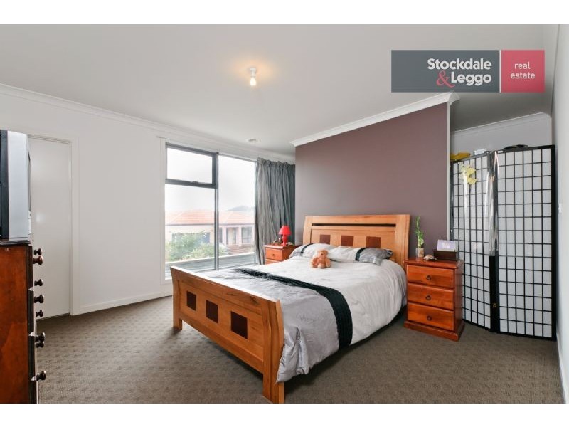 17 Dalwhinnie Crescent, Craigieburn VIC 3064