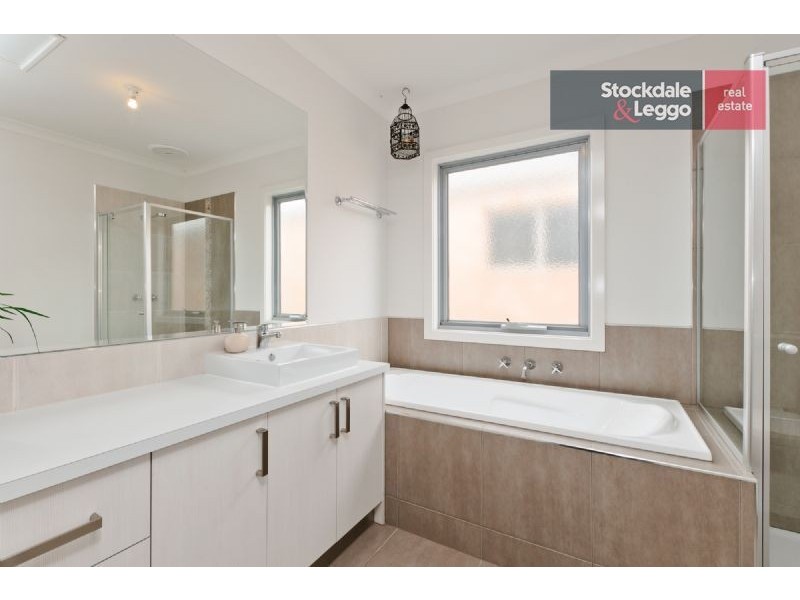 17 Dalwhinnie Crescent, Craigieburn VIC 3064