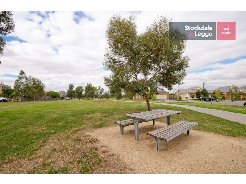 17 Dalwhinnie Crescent, Craigieburn VIC 3064