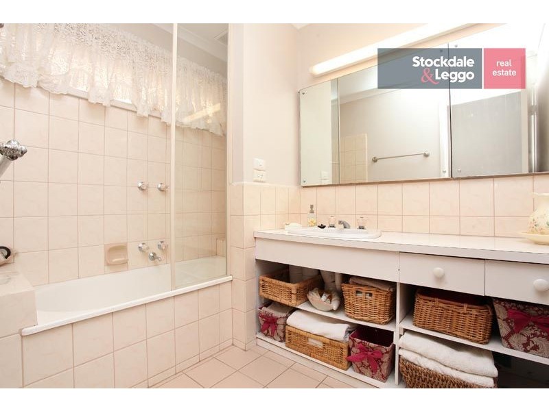 6 Ellesmere Crescent, Gladstone Park VIC 3043