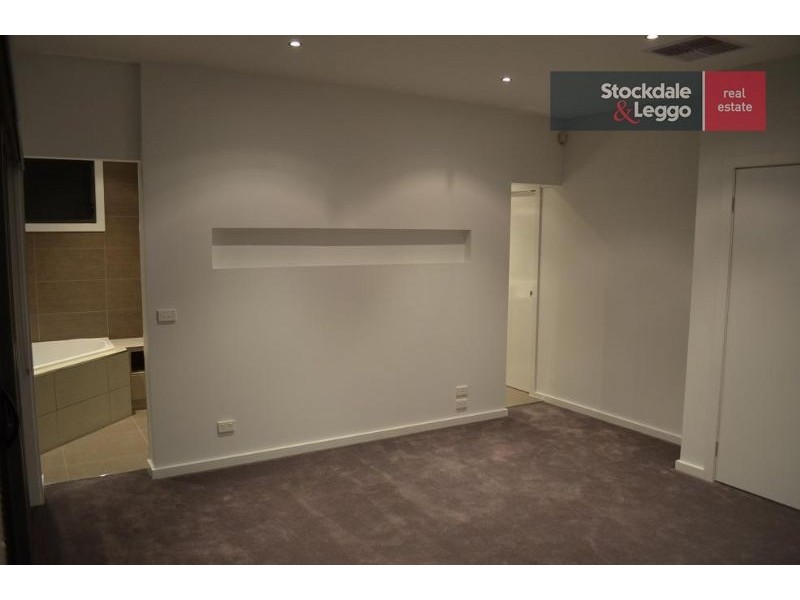 8 Jolimont Street, Caroline Springs VIC 3023