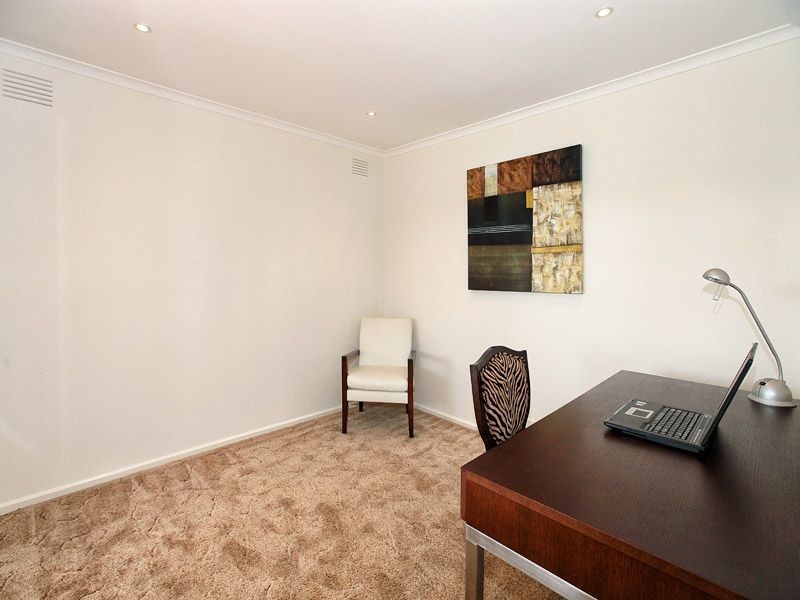 10 Clivedon Place, Gladstone Park VIC 3043