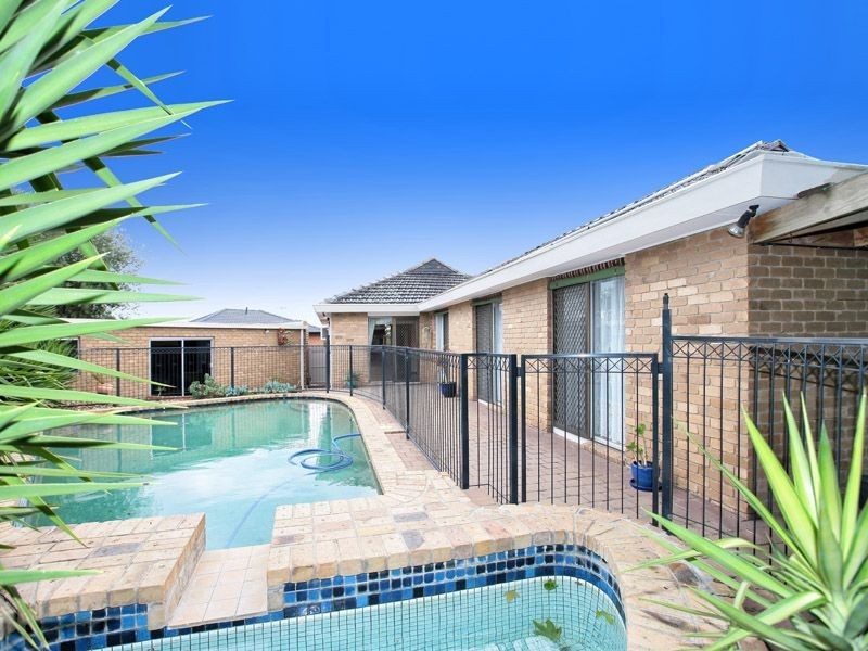 10 Clivedon Place, Gladstone Park VIC 3043