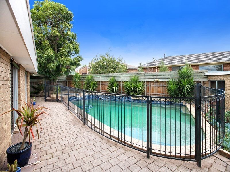 10 Clivedon Place, Gladstone Park VIC 3043