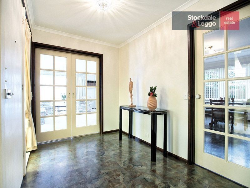 27 Henley Drive, Gladstone Park VIC 3043