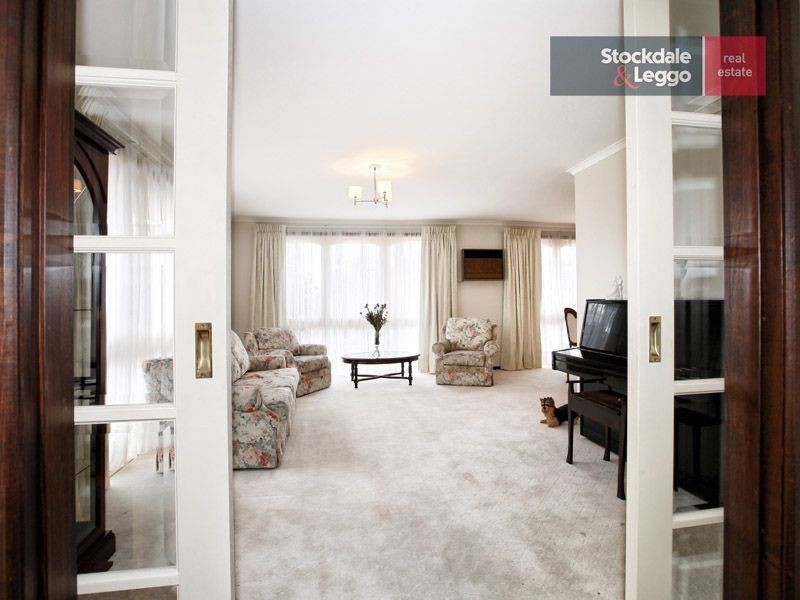 27 Henley Drive, Gladstone Park VIC 3043