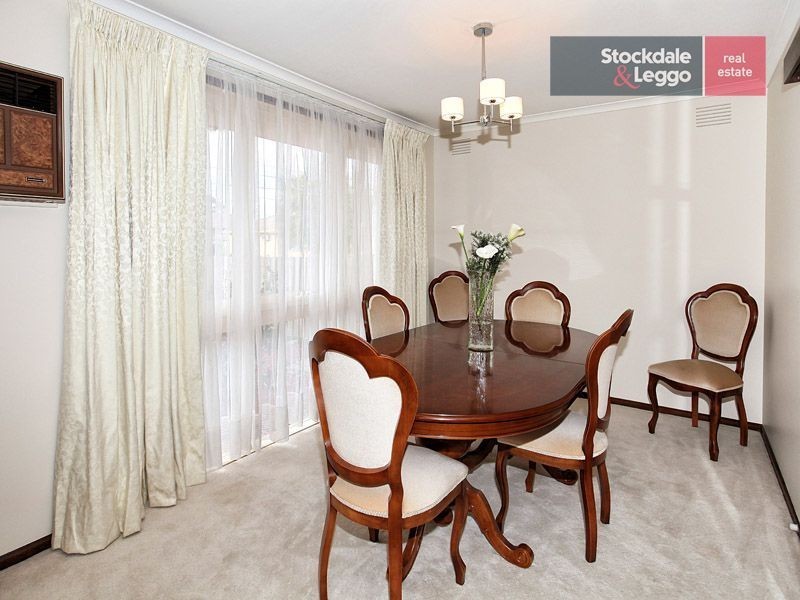 27 Henley Drive, Gladstone Park VIC 3043