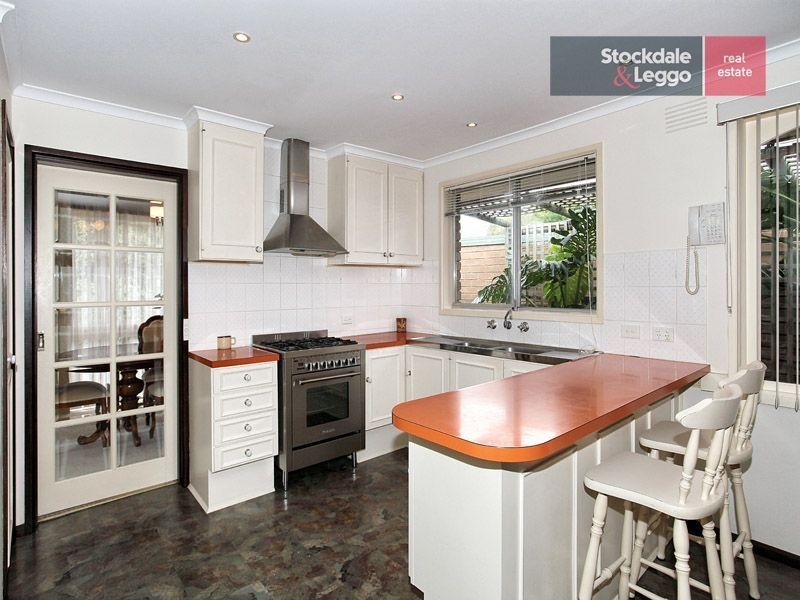 27 Henley Drive, Gladstone Park VIC 3043