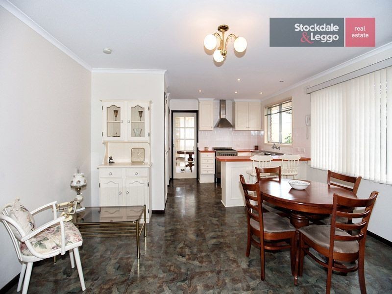 27 Henley Drive, Gladstone Park VIC 3043