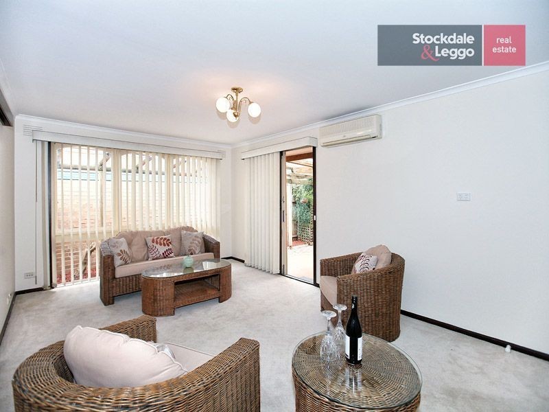 27 Henley Drive, Gladstone Park VIC 3043