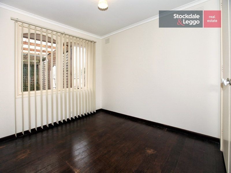 27 Henley Drive, Gladstone Park VIC 3043