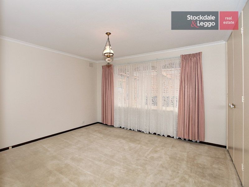 27 Henley Drive, Gladstone Park VIC 3043