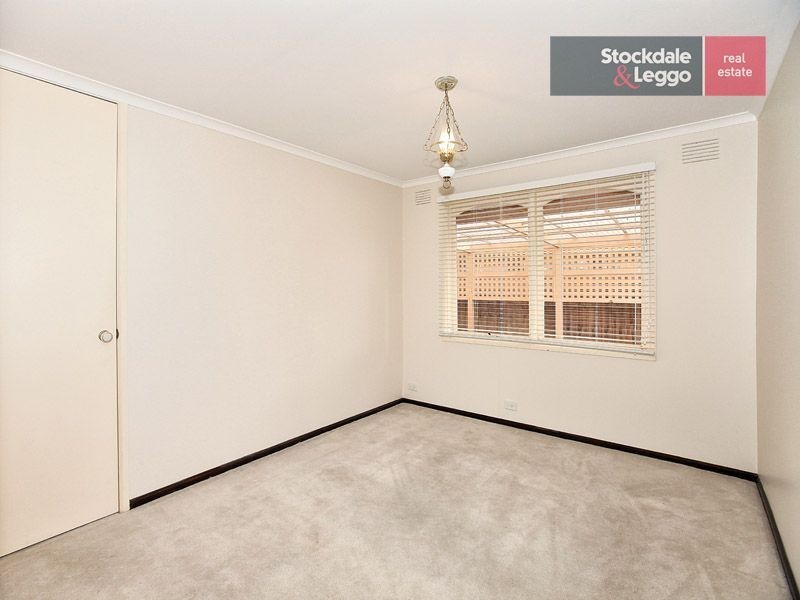 27 Henley Drive, Gladstone Park VIC 3043