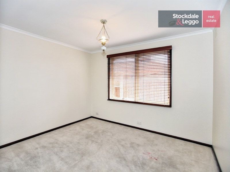 27 Henley Drive, Gladstone Park VIC 3043