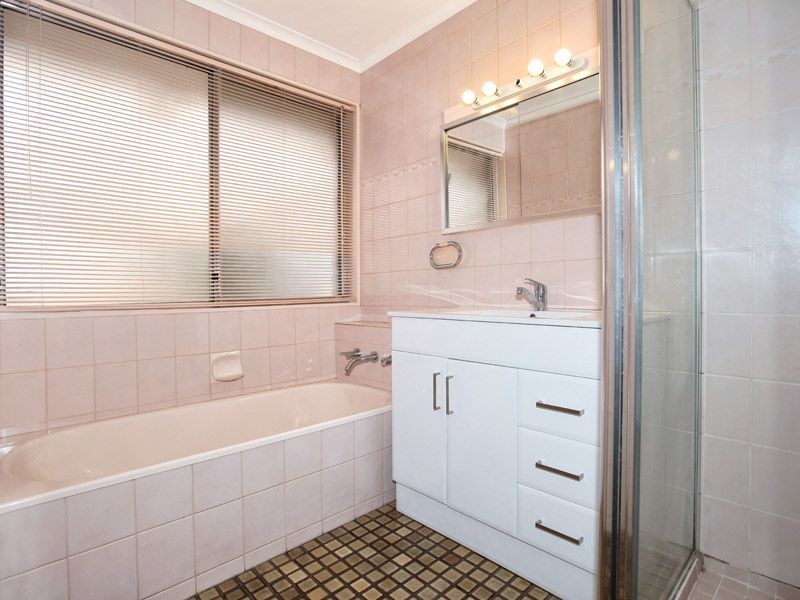 27 Henley Drive, Gladstone Park VIC 3043