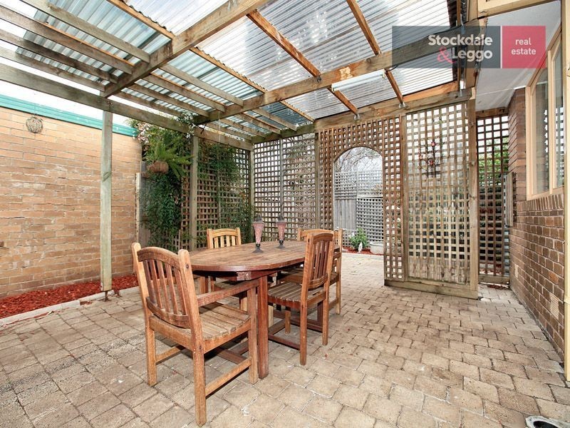 27 Henley Drive, Gladstone Park VIC 3043