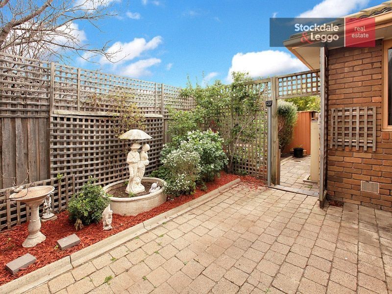 27 Henley Drive, Gladstone Park VIC 3043