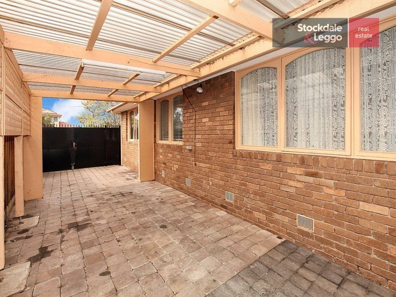 27 Henley Drive, Gladstone Park VIC 3043
