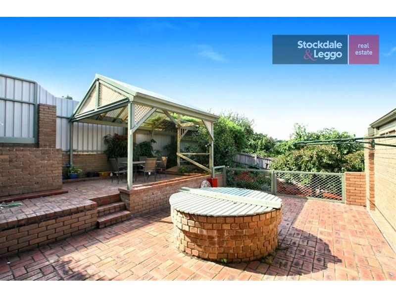 2/24 Campbell Street, Westmeadows VIC 3049