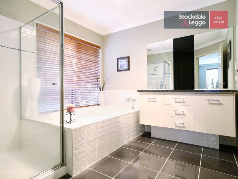 12 Castlehill Avenue, Greenvale VIC 3059