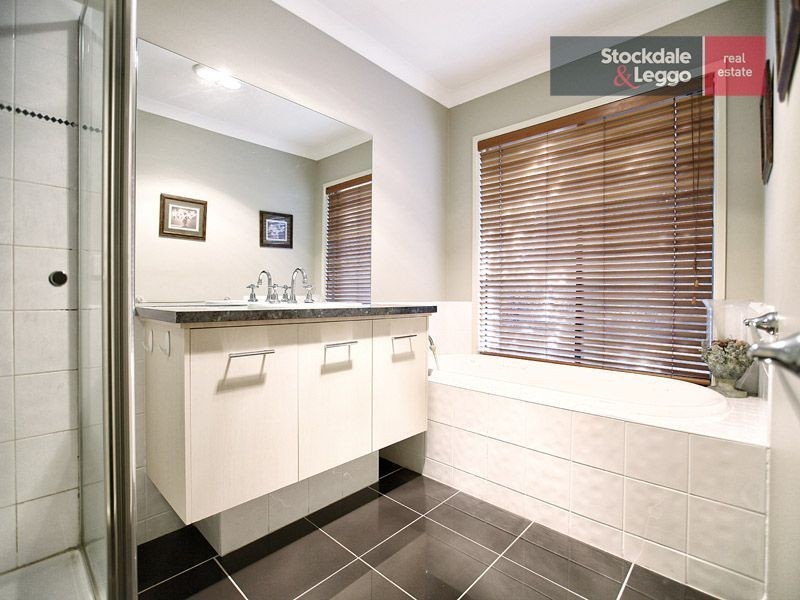 12 Castlehill Avenue, Greenvale VIC 3059