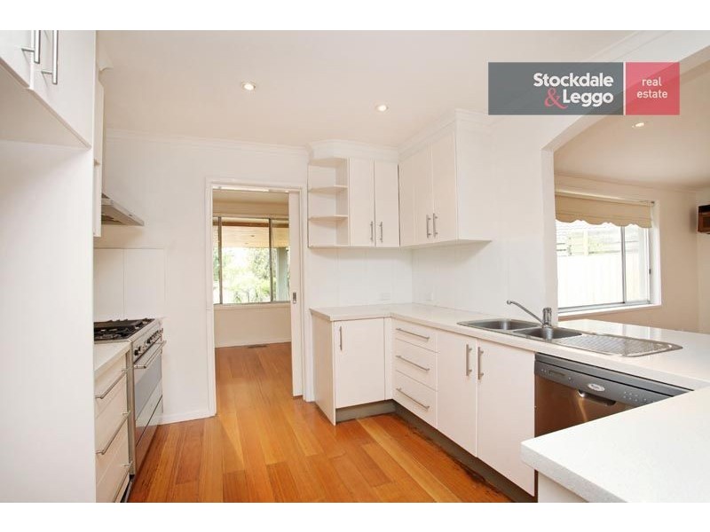 16 Barclay Close, Gladstone Park VIC 3043