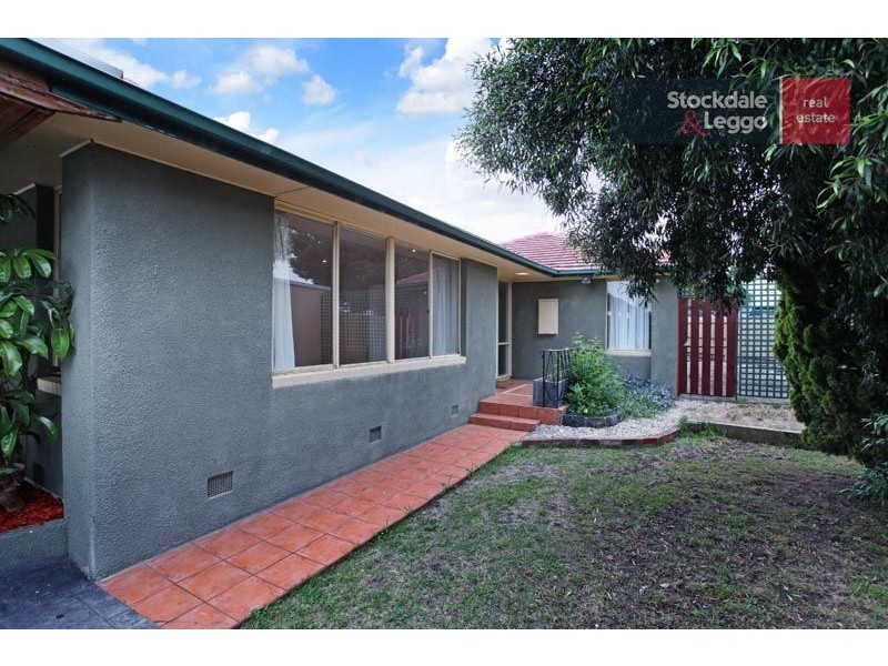 16 Barclay Close, Gladstone Park VIC 3043