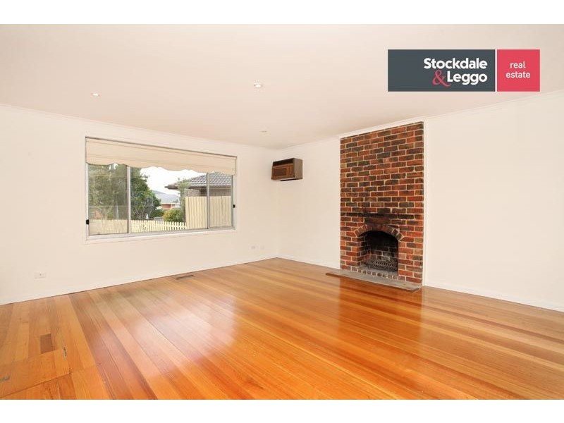 16 Barclay Close, Gladstone Park VIC 3043