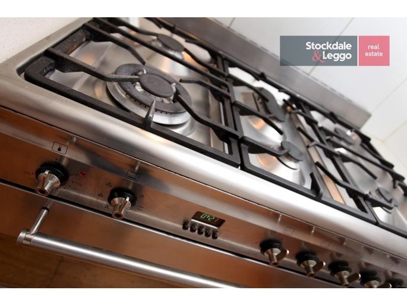 16 Barclay Close, Gladstone Park VIC 3043