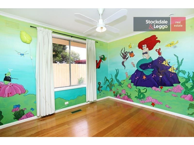 16 Barclay Close, Gladstone Park VIC 3043