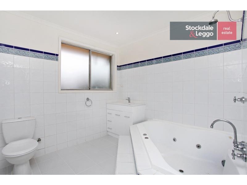 16 Barclay Close, Gladstone Park VIC 3043