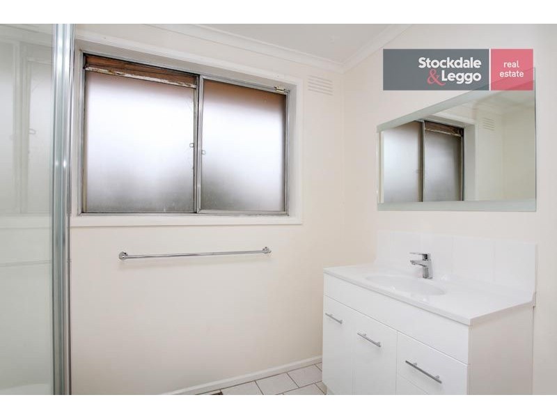 16 Barclay Close, Gladstone Park VIC 3043