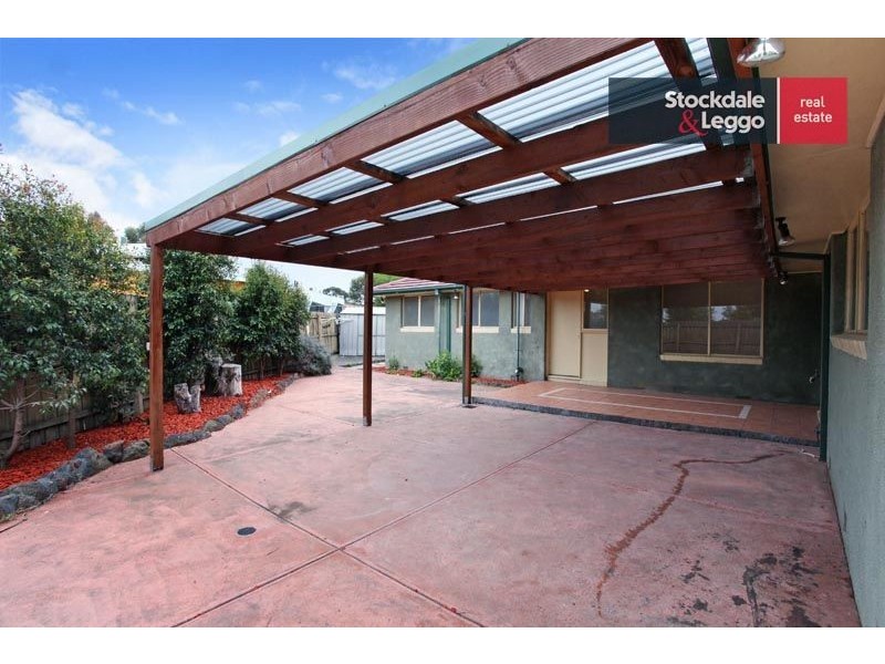 16 Barclay Close, Gladstone Park VIC 3043