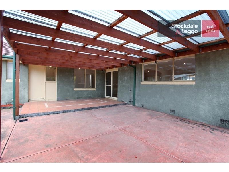 16 Barclay Close, Gladstone Park VIC 3043