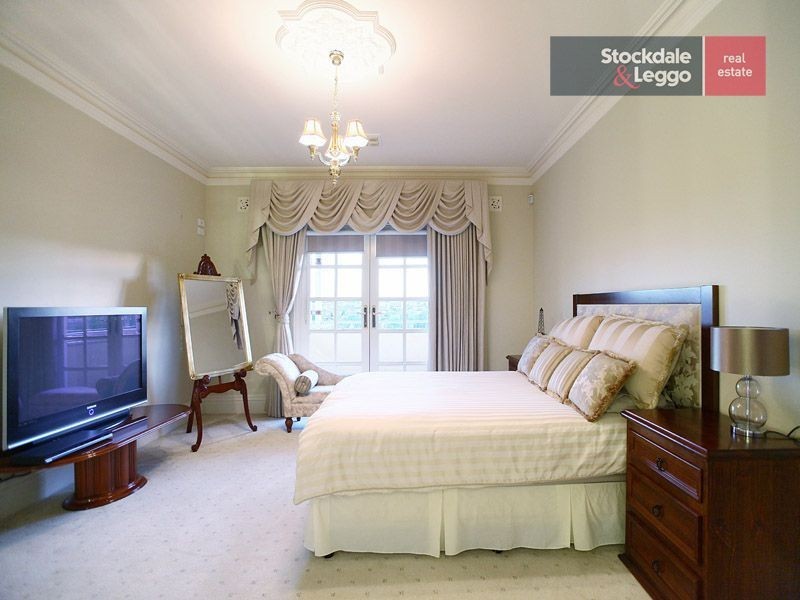 8 Clare Boulevard, Greenvale VIC 3059