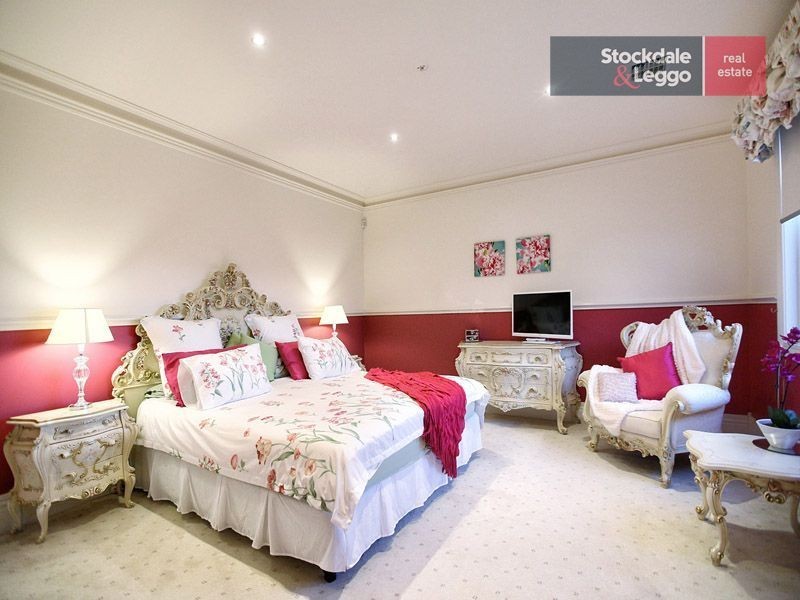 8 Clare Boulevard, Greenvale VIC 3059