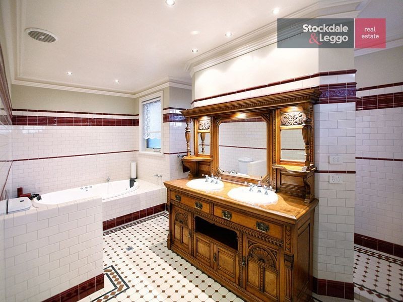 8 Clare Boulevard, Greenvale VIC 3059