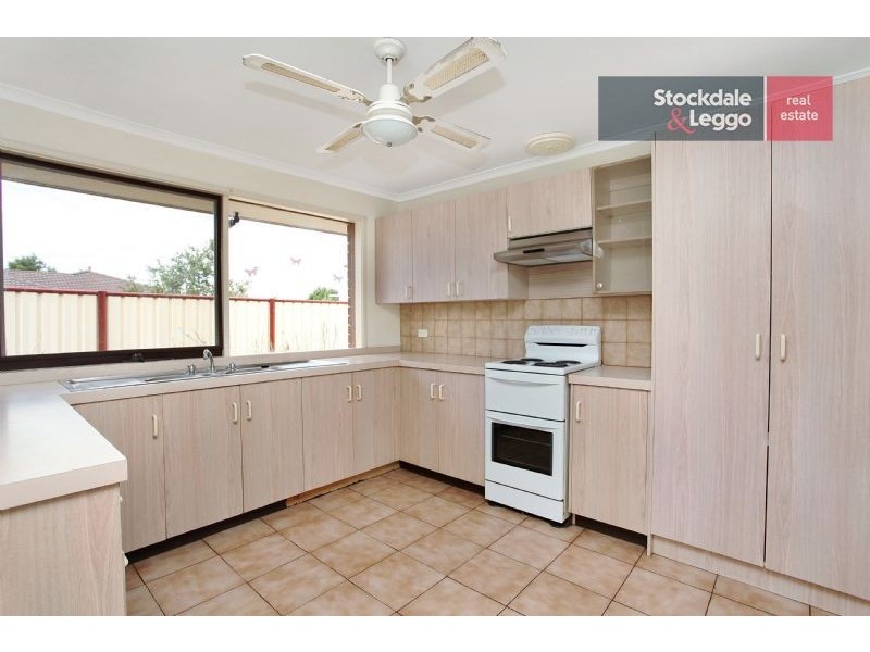 15 Gabrielle Crescent, Gladstone Park VIC 3043