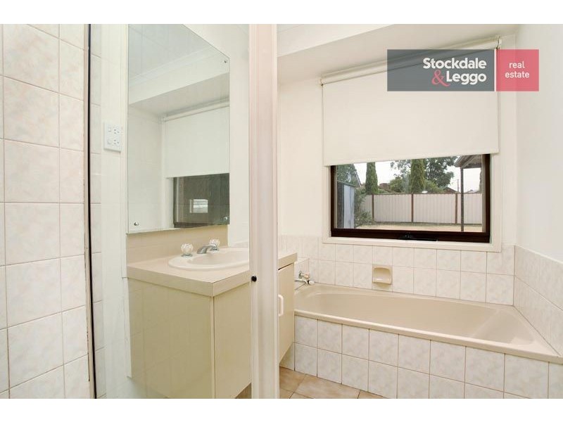 15 Gabrielle Crescent, Gladstone Park VIC 3043
