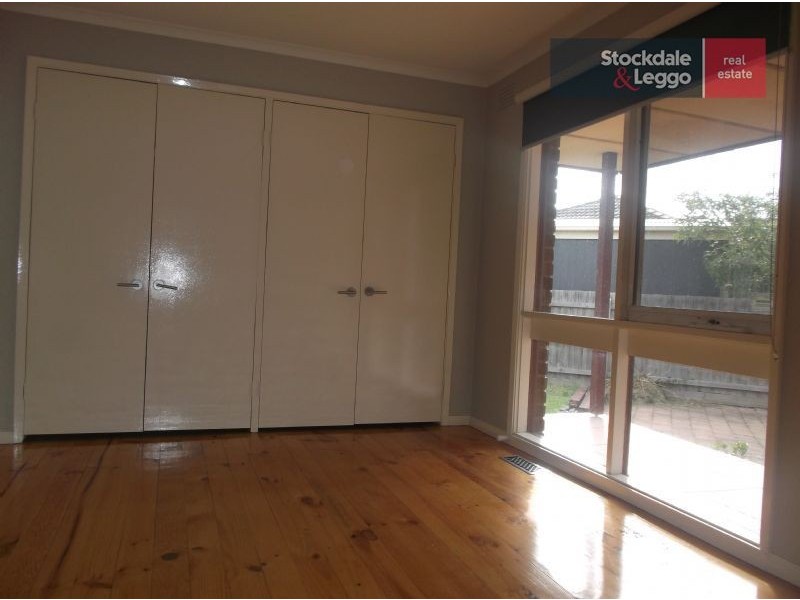 13 Midway Close, Gladstone Park VIC 3043