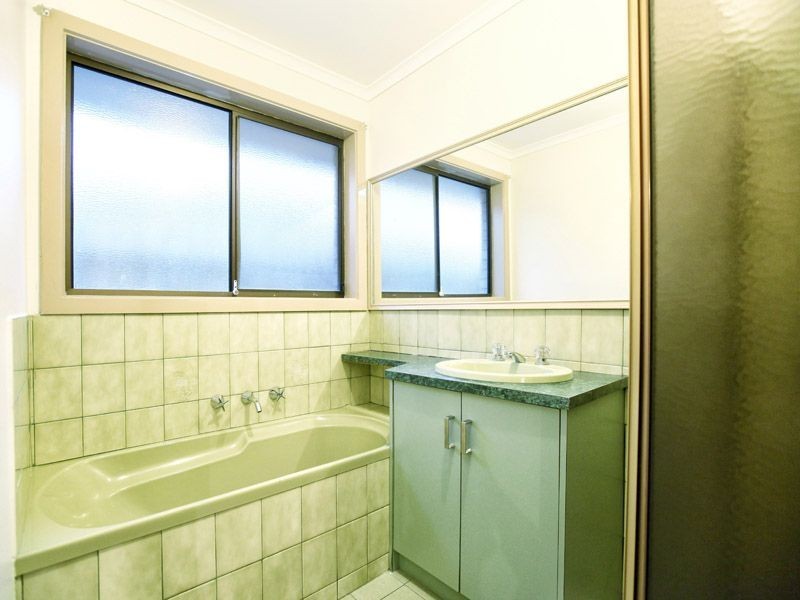 100 Lenoak Street, Gladstone Park VIC 3043