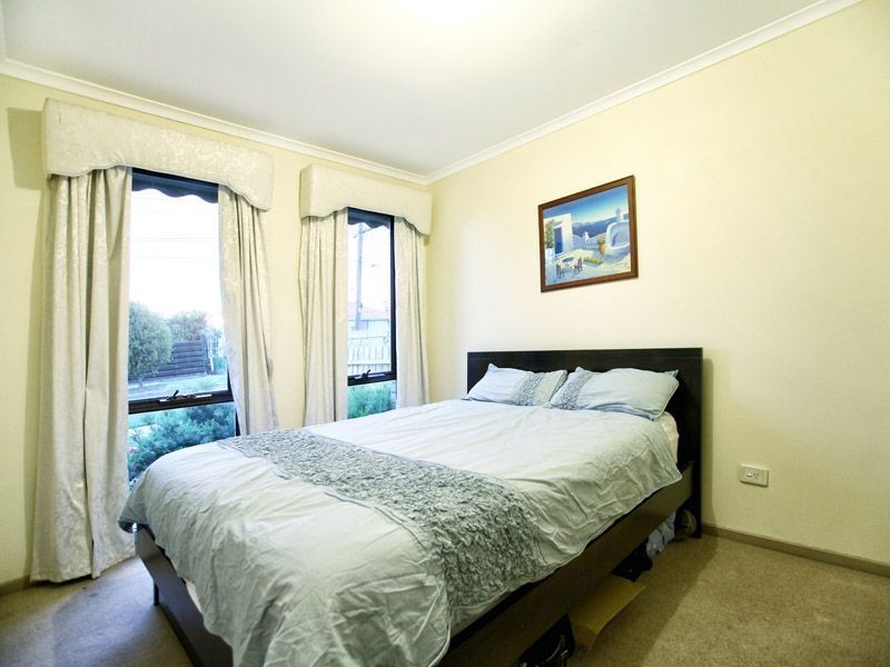 100 Lenoak Street, Gladstone Park VIC 3043