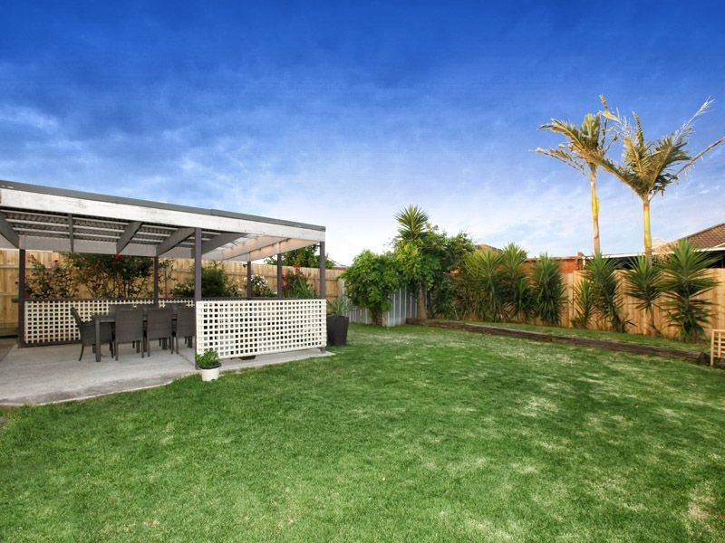 100 Lenoak Street, Gladstone Park VIC 3043