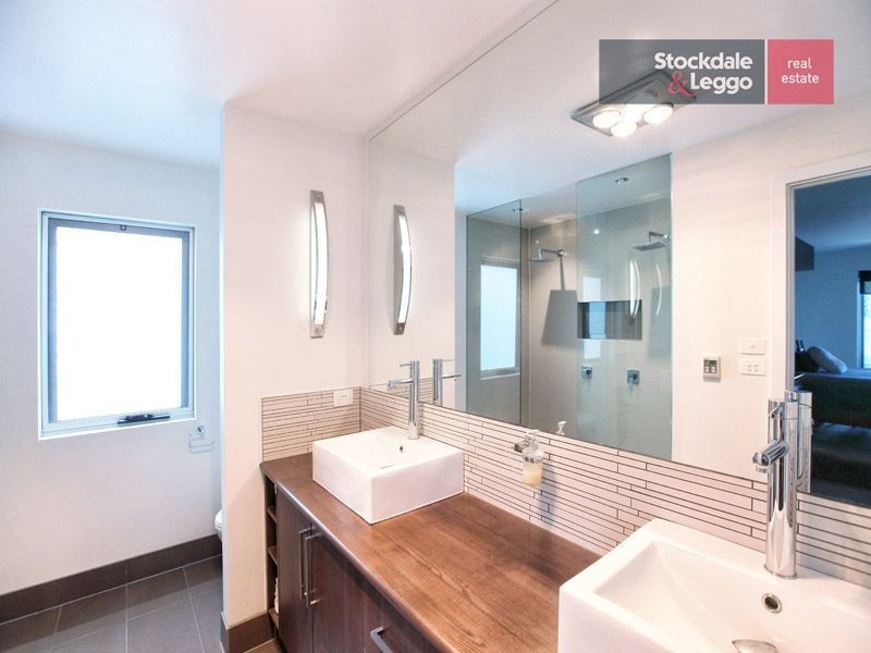 24 Clare Boulevard, Greenvale VIC 3059