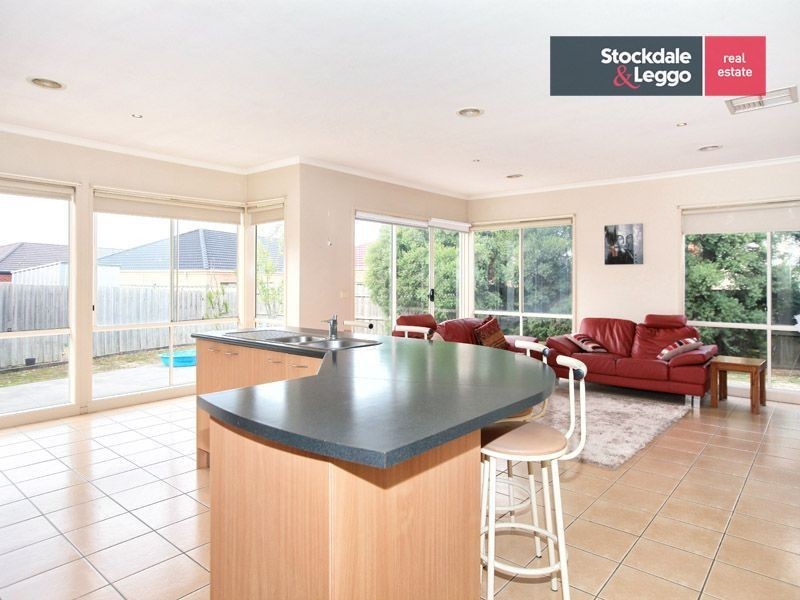 17 Regency Road, Roxburgh Park VIC 3064